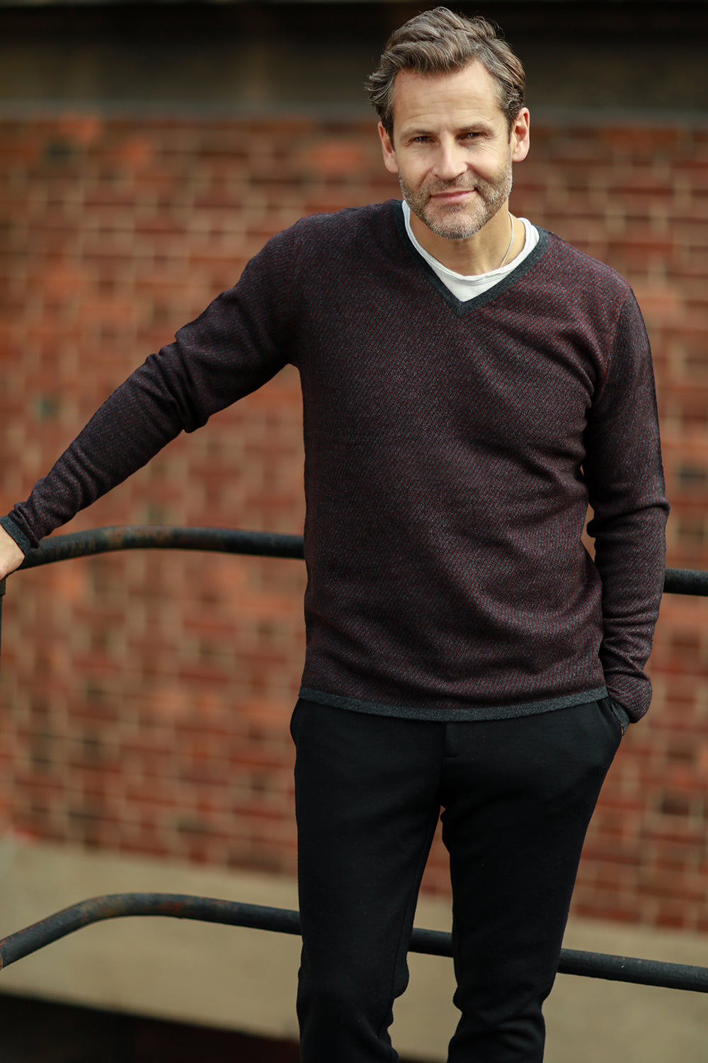 Men´s Cashmere V Neck Sweater in Diagonal Stitch - Hommard