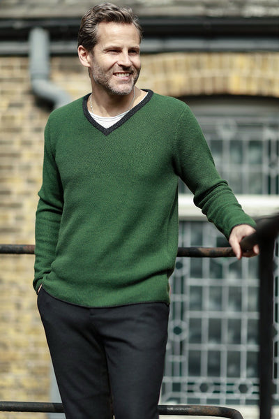 Men´s Cashmere V Neck Sweater with contrast - Hommard