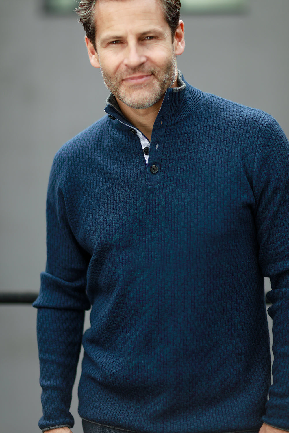 Men´s Cashmere Sweater Button Neck Andromeda in Carbon Stitch Indigo - Hommard