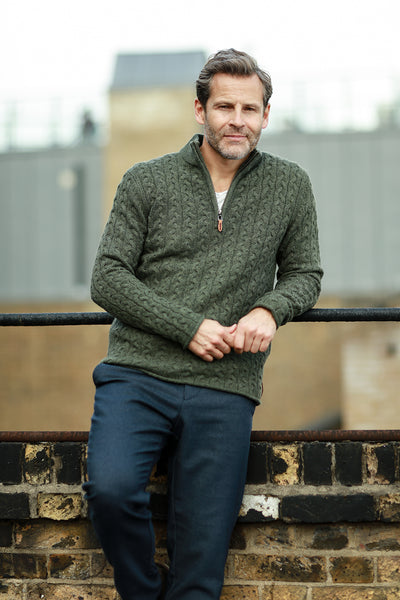 Men´s Cashmere Sweater Button Neck Andromeda in Carbon Stitch Hunting Green - Hommard