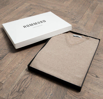 Men´s Cashmere V Neck Sweater - Hommard Camel in box